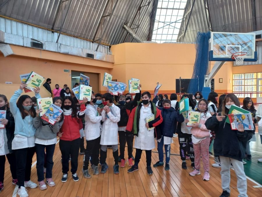 Autoridades concretaron la entrega de “Libros para Aprender” en Gobernador Gregores