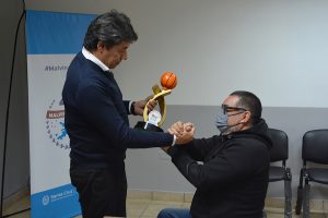 El Club Río Gallegos de básquet adaptado entregó reconocimiento y trofeo al ministro Ferreyra