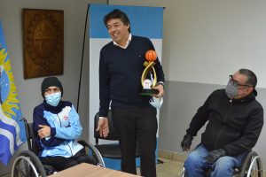 El Club Río Gallegos de básquet adaptado entregó reconocimiento y trofeo al ministro Ferreyra