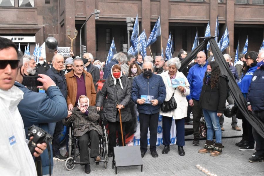 La Casa de Santa Cruz participó en el acto por los 67 años del Bombardeo a Plaza de Mayo