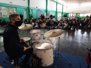 El músico Jorge Araujo llevó adelante seminarios motivacionales en Zona Norte