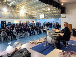 El músico Jorge Araujo llevó adelante seminarios motivacionales en Zona Norte
