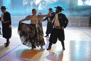 Cientos de personas vibraron al ritmo del folclore en la Gran Peña Popular