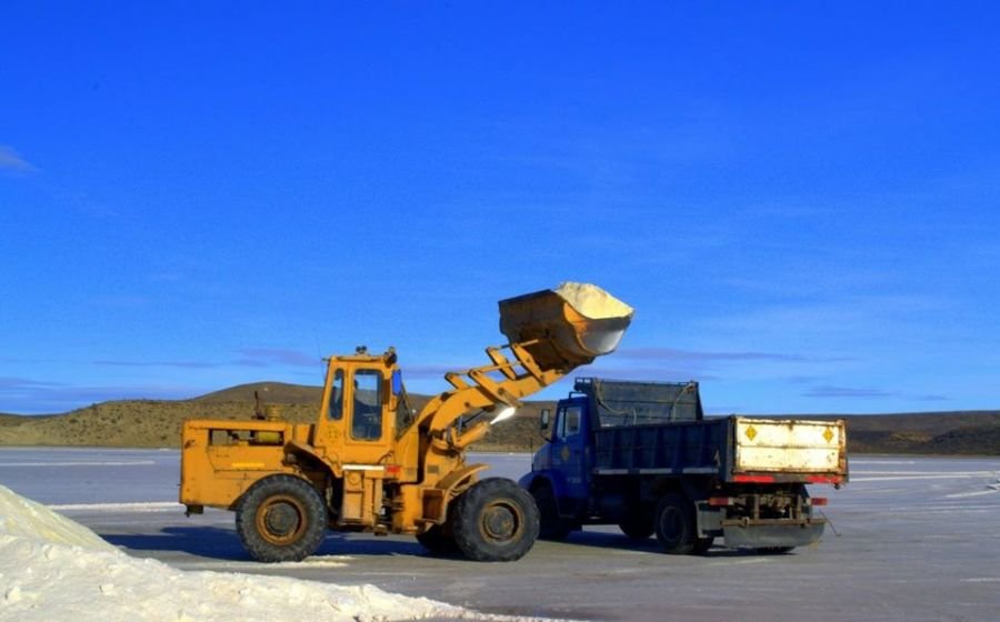 Realizan tareas de acopio de sal para el mantenimiento de rutas