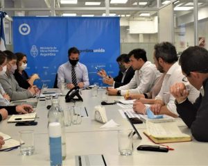 Autoridades de Salud gestionan avances de las obras de los hospitales modulares y equipamiento para Santa Cruz