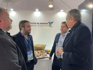 Sergio Massa visitó el stand del Instituto de Energía en el AOG Patagonia 2022