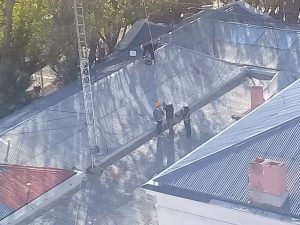 Comenzaron los trabajos de desmonte de la vieja antena de comunicaciones de Casa de Gobierno