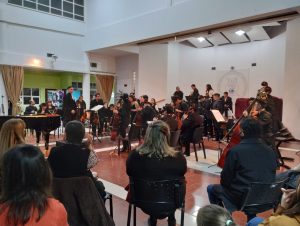 Escuela Re Si: Anna Miernik brindó conciertos junto a la Sinfonietta con la dirección de Gustavo Fontana