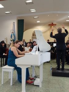 Escuela Re Si: Anna Miernik brindó conciertos junto a la Sinfonietta con la dirección de Gustavo Fontana