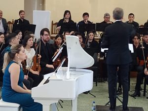 Escuela Re Si: Anna Miernik brindó conciertos junto a la Sinfonietta con la dirección de Gustavo Fontana