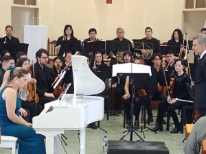 Escuela Re Si: Anna Miernik brindó conciertos junto a la Sinfonietta con la dirección de Gustavo Fontana