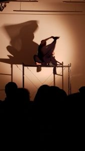El MAEM presentó la performance de teatro “Las noches se suceden”