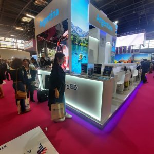 Santa Cruz promociona sus destinos turísticos en la Feria más importante de Francia