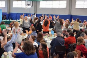 Más de 300 jubilados y jubiladas disfrutaron del té bingo de la Caja de Previsión Social