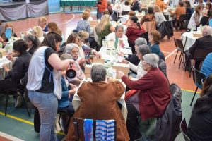 Más de 300 jubilados y jubiladas disfrutaron del té bingo de la Caja de Previsión Social