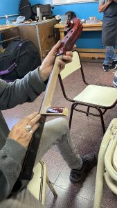 Matías Cara avanza con el dictado del Taller Escuela de Luthería en Río Gallegos