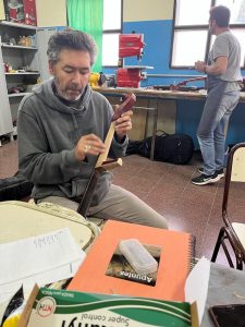 Matías Cara avanza con el dictado del Taller Escuela de Luthería en Río Gallegos