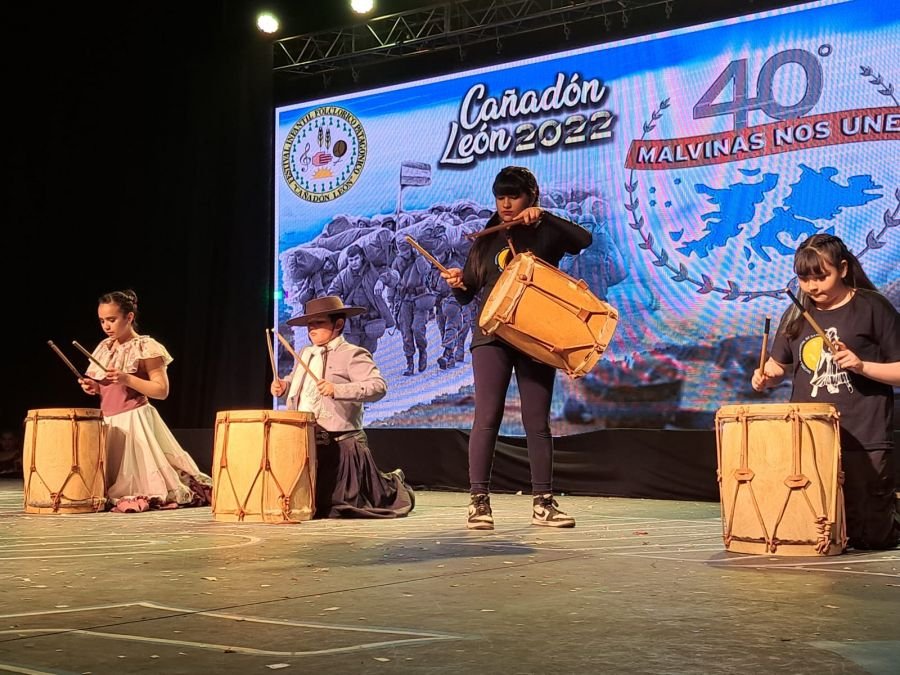 La Escuela Provincial de danzas celebró el Mes de la Tradición