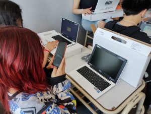 Continúan entregando notebook a estudiantes de Educación Secundaria