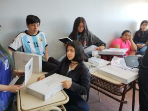 Continúan entregando notebook a estudiantes de Educación Secundaria