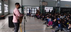 Ariel Arroyo presentó el “Cancionero Popular Santacruceño” en la Escuela Industrial Nº4