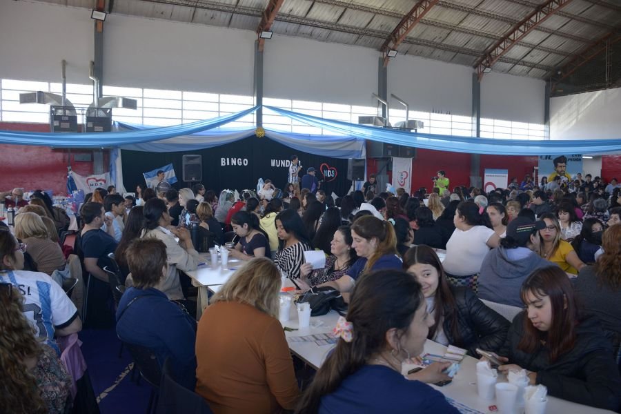 Con una exitosa convocatoria se realizó el “Bingo Mundialista”