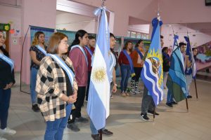 El IPES de Caleta Olivia realizó la ceremonia de cambio de banderas
