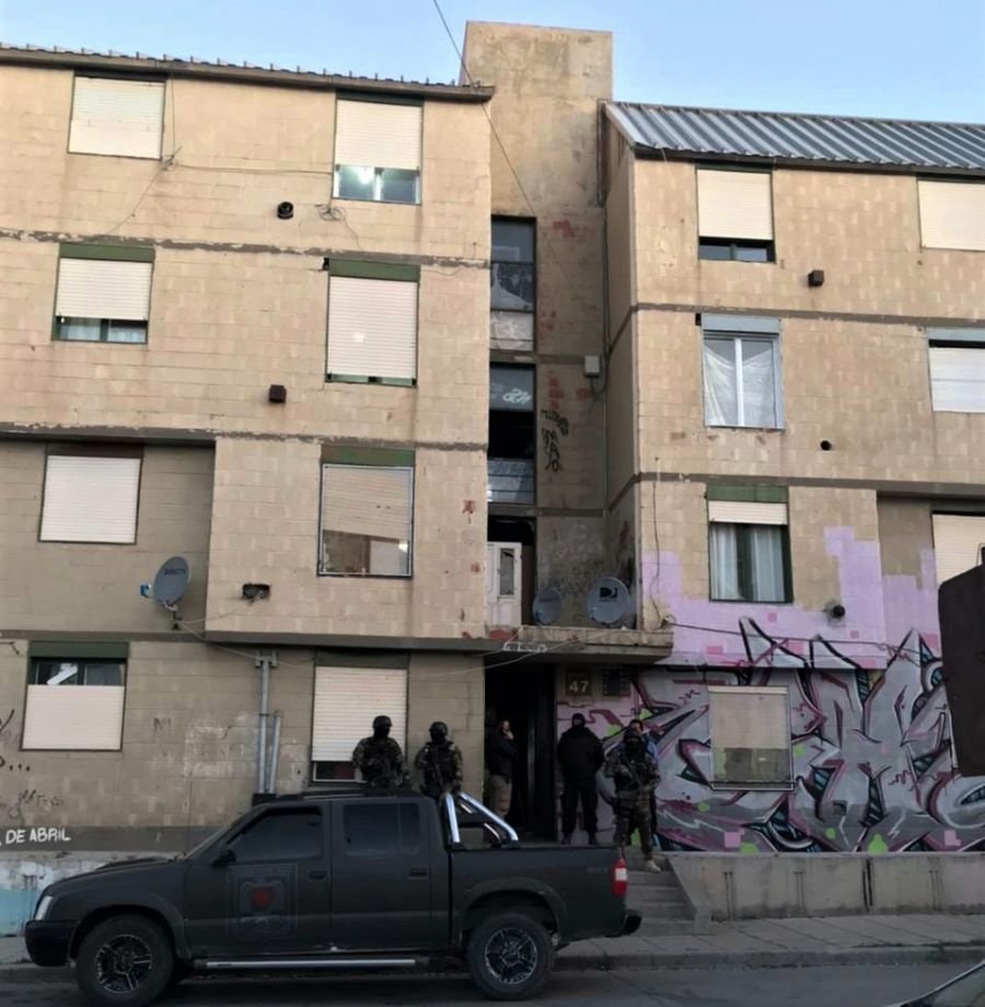 Caleta Olivia: la Policía allanó el Barrio 2 de Abril tras una investigación de venta de drogas