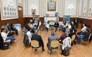 Velázquez: “Los parlamentarios son un orgullo y por eso abrazamos a nuestros jóvenes que son el futuro de Santa Cruz”