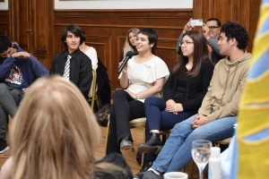 Estudiantes parlamentarios dialogaron con la gobernadora en el Salón Blanco