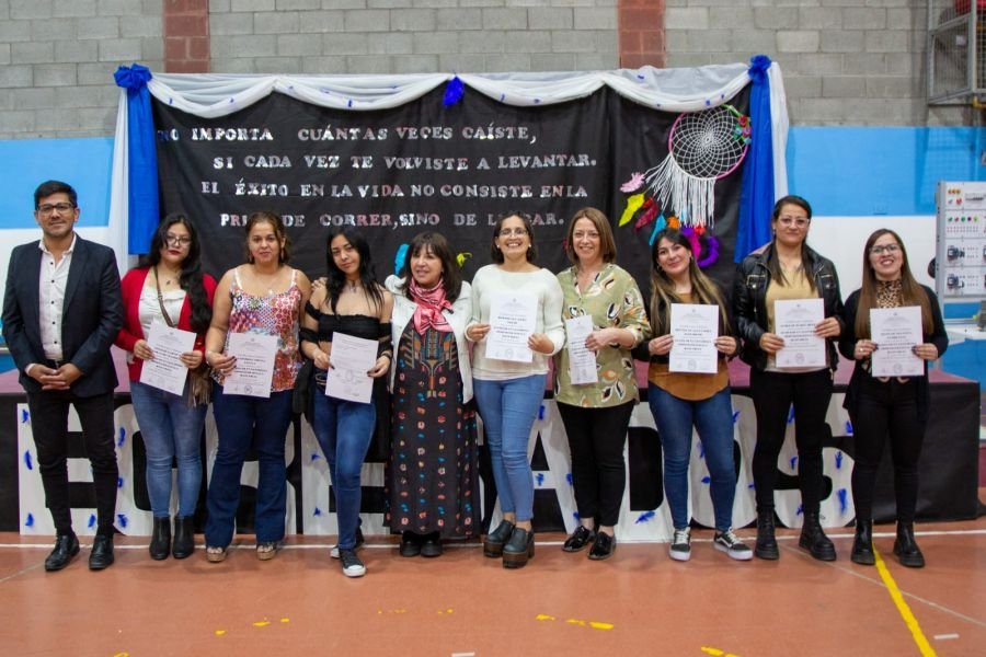 Velázquez: “La educación abre nuevos horizontes y permite construir sueños”