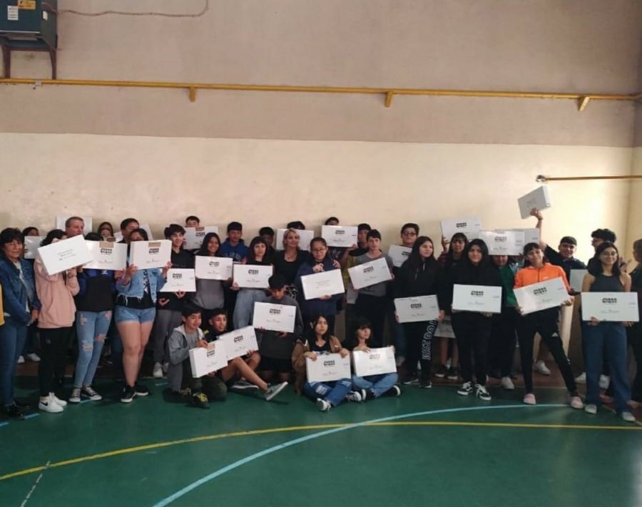 El Gobierno Provincial entregó más de 100 computadoras a estudiantes de Gobernador Gregores