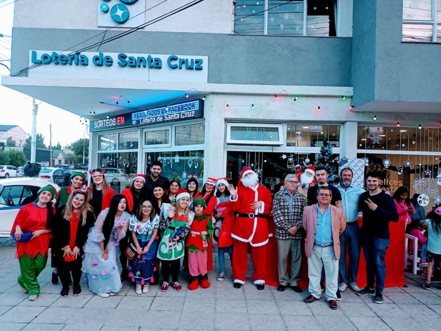 Papá Noel estuvo en Lotería de Santa Cruz y  dejó regalos para los más chicos