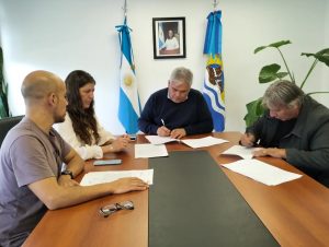 Firmaron contrato para la construcción de Miradores en Puerto Santa Cruz