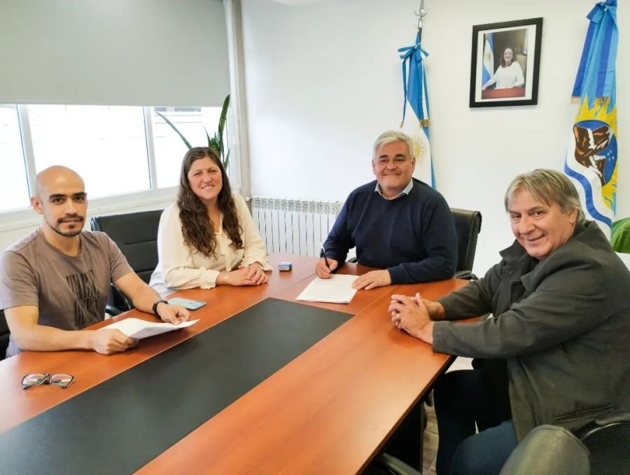 Firmaron contrato para la construcción de Miradores en Puerto Santa Cruz