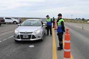 Seguridad Vial realiza controles de documentación y de alcoholemia en toda Santa Cruz