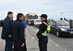 Seguridad Vial realiza controles de documentación y de alcoholemia en toda Santa Cruz