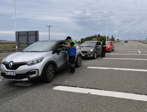 Seguridad Vial realiza controles de documentación y de alcoholemia en toda Santa Cruz