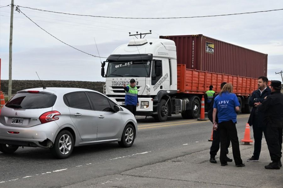 Seguridad Vial realiza controles de documentación y de alcoholemia en toda Santa Cruz