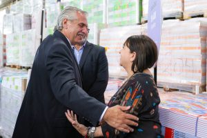 Llegan 100 mil libros para aprender en las escuelas de Santa Cruz