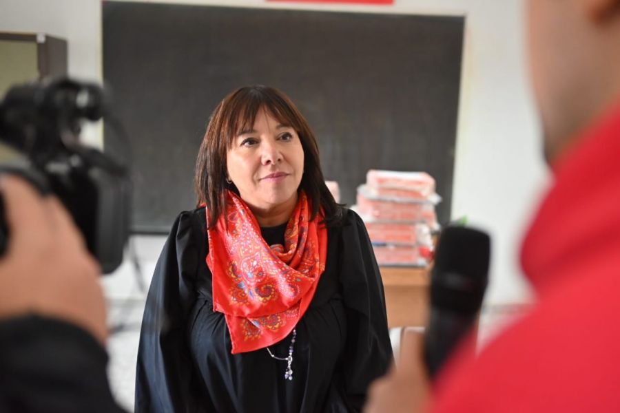 Velázquez: "En las escuelas rurales siempre está Santa Cruz”