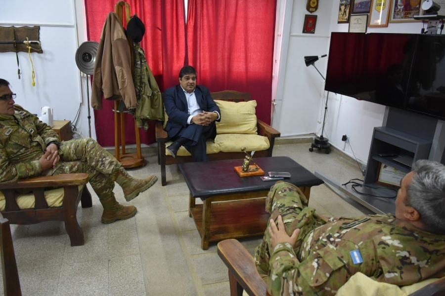 El Gobierno delinea acciones con autoridades de la XI Brigada Mecanizada y del Hospital Militar