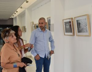 Autoridades recorrieron la muestra fotográfica “La memoria que resuena en el silencio”