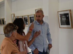 Autoridades recorrieron la muestra fotográfica “La memoria que resuena en el silencio”