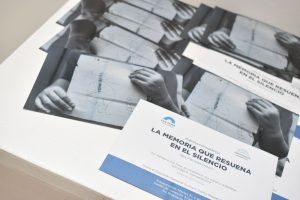 Autoridades recorrieron la muestra fotográfica “La memoria que resuena en el silencio”