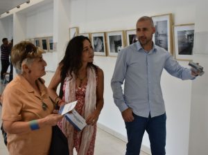 Autoridades recorrieron la muestra fotográfica “La memoria que resuena en el silencio”