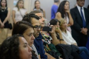 Autoridades recorrieron la muestra fotográfica “La memoria que resuena en el silencio”