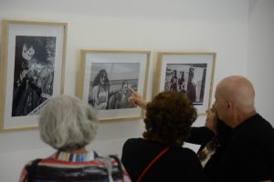 Autoridades recorrieron la muestra fotográfica “La memoria que resuena en el silencio”