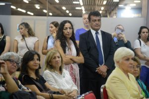 Autoridades recorrieron la muestra fotográfica “La memoria que resuena en el silencio”