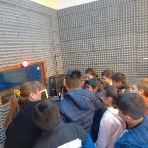 Estudiantes de la EPP N°4 de Puerto San Julián visitaron FM Marea